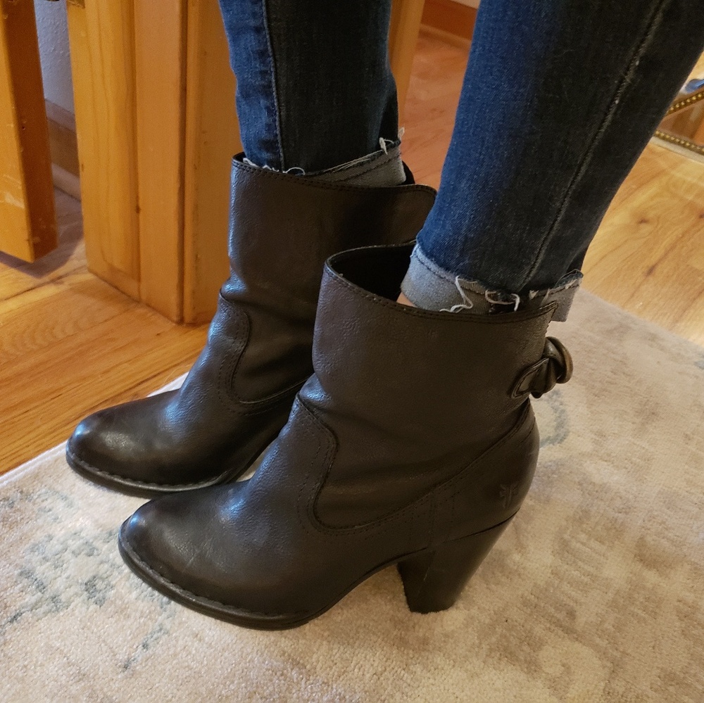 EUC- Frye black leather booties